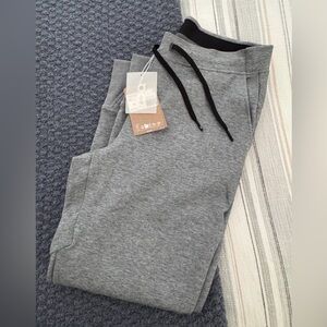 On Running Women’s Joggers Size Medium Gray NWT Athletic Sweatpants retails $78